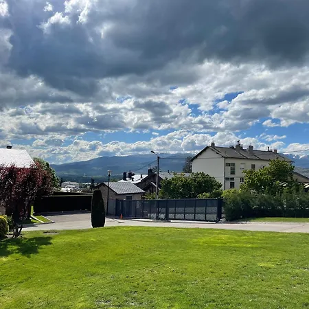 Renovado Con Jardín Privado, Parking ,wifi Y Piscina Apartamento